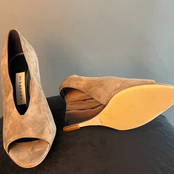 🎉HOST PICK 🎉 Burberry Shoes - STUNNING ARTWORK - Picture 6 of 7